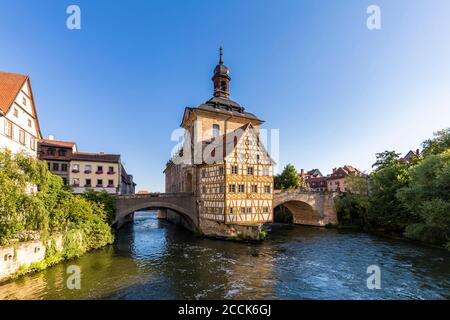 Germania, Baviera, Bamberga, fiume Regnitz e il vecchio municipio in primavera Foto Stock