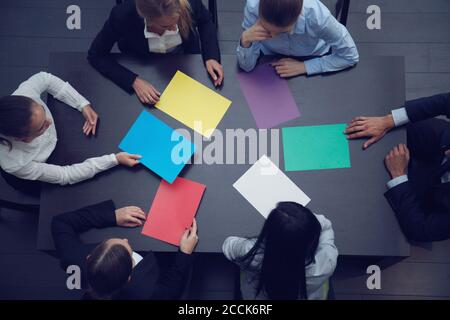 Un gruppo di persone di affari con vuoto di carta colorata, nuovo concetto di progetto Foto Stock