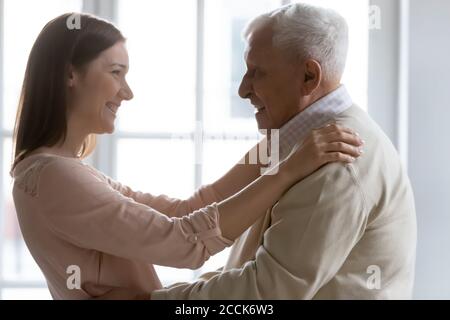 Felice positivo anziano anziano saluto anziano cresciuto figlia. Foto Stock