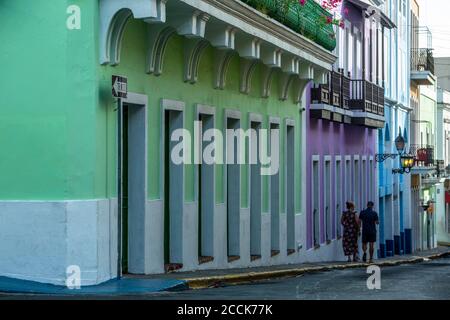 Colorati edifici coloniali spagnoli, San Francisco St., Old San Juan, Puerto Rico Foto Stock