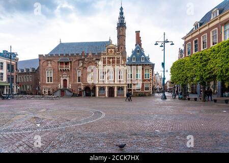 Olanda, Olanda del Nord, Haarlem, piazza vuota Grote Markt con il municipio sullo sfondo Foto Stock