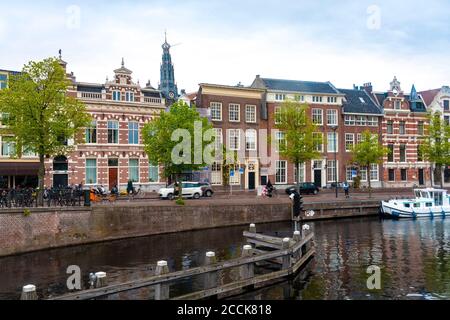 Olanda, Olanda del Nord, Haarlem, Case storiche lungo il canale di Binnen Saverne Foto Stock