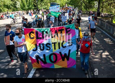 Oxford, Regno Unito. 22 agosto 2020. Una vasta e vibrante coalizione di 13 gruppi di comunità locali che sostengono la marcia di Oxford Unity si è riunita a Manzil Way Green prima di marciare verso il centro della città. I manifestanti che portano cartelli e bandiere hanno cantato slogan relativi al cambiamento climatico, la questione delle vite nere, la decolonizzazione, la decarbonizzazione, nessuna giustizia, nessuna pace, nessun evictions covid e altro ancora. I marchers si fermavano per i discorsi all'Oriel College e al Municipio mentre si trovava sulla strada per un rally in piazza Bonn. La marcia ben supportata è stata senza problemi. Credito: Stephen Bell/Alamy Foto Stock