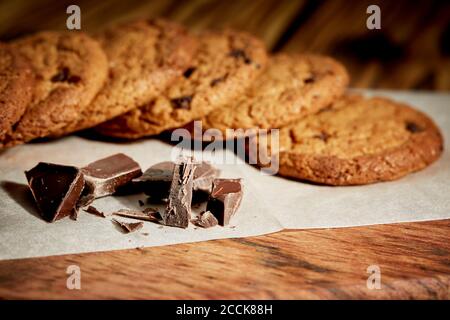 Biscotti al cioccolato e biscotti con fiocchi d'avena o farinata d'avena sul vecchio tavolo di legno Foto Stock