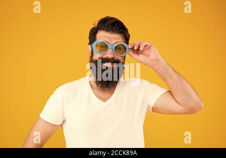 Vacanze estive. Concetto di protezione ai raggi ultravioletti. Modello di occhiali da uomo. Bel ragazzo indossare occhiali da sole. Hippster bearded uomo in occhiali da sole alla moda. Visione perfetta. Salute degli occhi. Occhiali da sole alla moda. Foto Stock