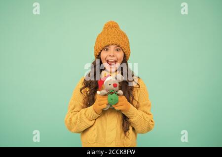 Vieni a giocare con me. Infanzia felice. Anno simbolo ratto. Peluche giocattolo. Bambino giocare piccolo giocattolo carino. Acquista regali. Asilo e scuola. Concetto di negozio di giocattoli. Ragazza sincero bambino impressionabile tiene il giocattolo del topo o del ratto. Foto Stock