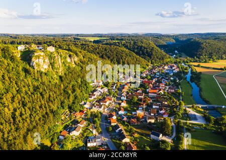 Germania, Baviera, Kipfenberg, Drone vista del villaggio sul fiume in primavera Foto Stock