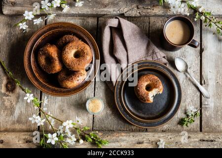 Ciambelle fatte in casa con zucchero e cannella Foto Stock