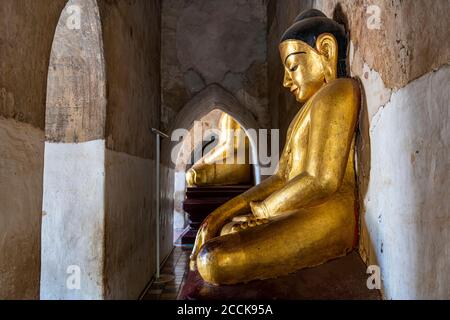 Myanmar, Regione Mandalay, Bagan, statua color oro del Buddha meditante all'interno del tempio Manuha Foto Stock