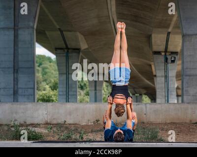 Giovane coppia che fa acrobazie Foto Stock