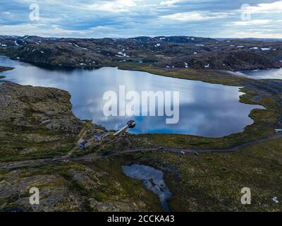 Russia, regione di Murmansk, distretto di Kolsky, Teriberka, Lago in paesaggio, vista aerea Foto Stock