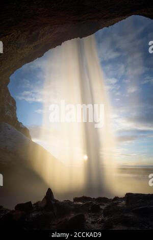 Seljalandsfoss cascata contro il sole, Islanda Foto Stock