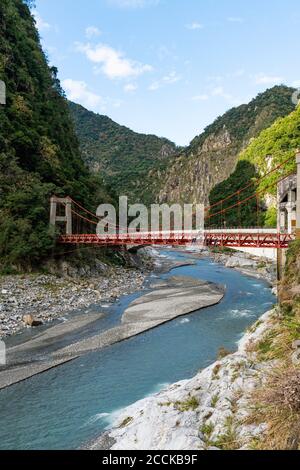 Taiwan, la contea di Hualien, il parco nazionale di Taroko, il ponte all'ingresso della gola di Taroko Foto Stock