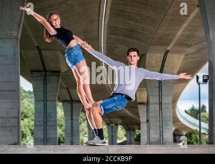 Giovane coppia che fa acrobazie Foto Stock