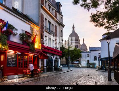 Via cittadina di Montmartre a Parigi, Francia Foto Stock