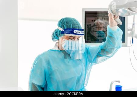 Infermiera femminile in piedi nell'ufficio del dentista Foto Stock