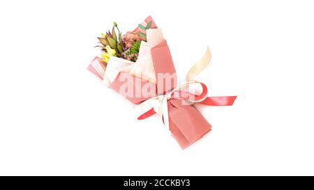 Bouquet esotico avvolto di ananas decorativo, idrangea verde ed eucalipto su sfondo bianco. Foto Stock