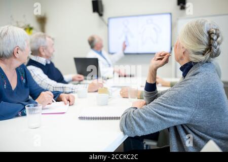 Anziani che frequentano il corso di sanità pubblica Foto Stock