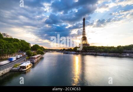 Torre Eiffel sul fiume Senna contro il cielo blu durante l'alba, Parigi, Francia Foto Stock