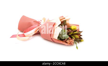 Bouquet esotico avvolto di ananas decorativo, idrangea verde ed eucalipto su sfondo bianco. Foto Stock