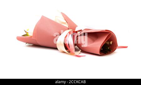 Bouquet esotico avvolto di ananas decorativo, idrangea verde ed eucalipto su sfondo bianco. Foto Stock