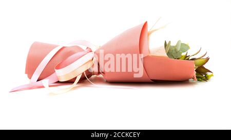 Bouquet esotico avvolto di ananas decorativo, idrangea verde ed eucalipto su sfondo bianco. Foto Stock