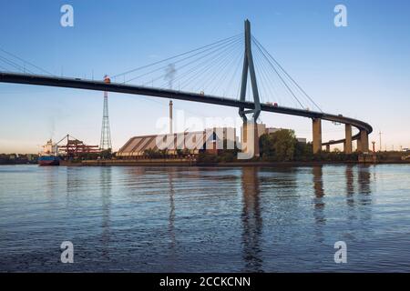 Germania, Amburgo, Kohlbrand Ponte contro il cielo limpido al crepuscolo Foto Stock