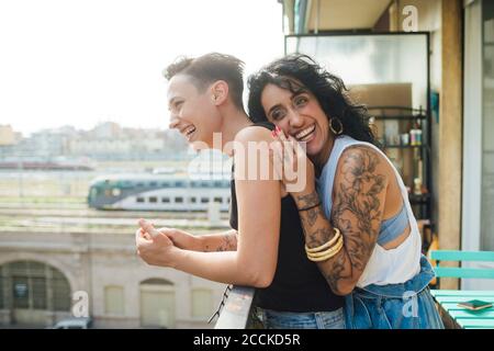 Donne allegre godendo in balcone Foto Stock