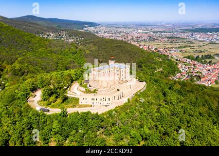 Germania, Renania-Palatinato, Neustadt an der Weinstrasse, vista in elicottero sul Castello di Hambach in estate Foto Stock