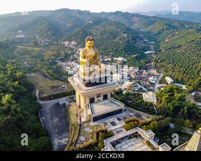 Taiwan, Dashu District, Kaohsiung, veduta aerea della statua dorata del Buddha nel Monastero di Fo Guang Shan Foto Stock