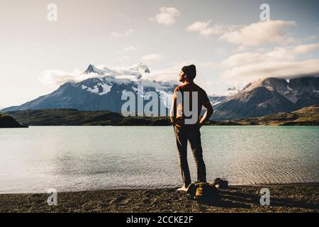 Uomo in piedi presso il lago Pehoe nel Parco Nazionale Torres del Paine, Cile Patagonia, Sud America Foto Stock