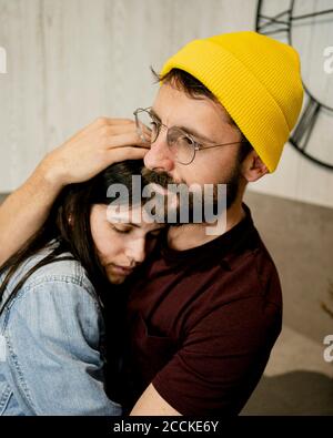 Coppia affettuosa abbracciando a casa Foto Stock