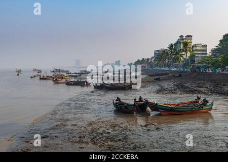 Myanmar, Myeik, barche da pesca nel porto Foto Stock