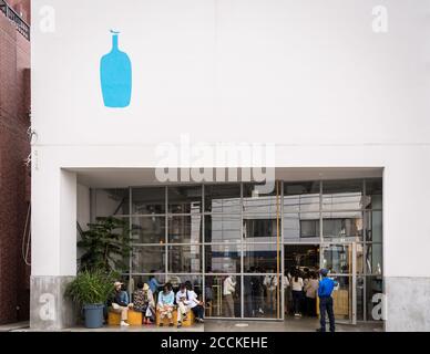 Tokyo, Giappone - persone che aspettano in fila davanti al caffè Kiyosumi-Shirakawa Roaesty and Cafe. Foto Stock