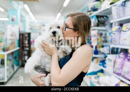 Primo piano di femmina che baciano terrier bianco dell'altopiano occidentale salone per animali domestici Foto Stock