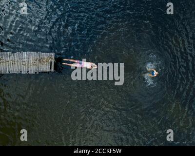 Vista aerea dell'uomo che salta nel lago Foto Stock