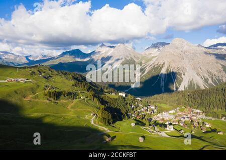 Svizzera, Canton Grigioni, Arosa, veduta aerea della città di montagna in estate Foto Stock