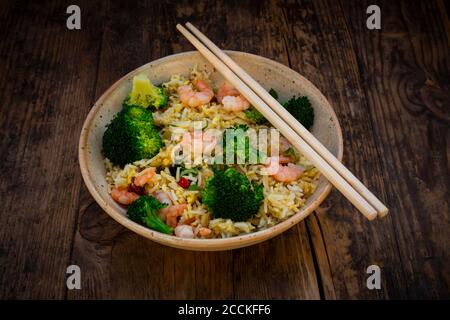 Ciotola di riso fritto con gamberetti, broccoli, peperoncini, coriandolo e zenzero Foto Stock