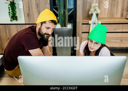 Moderna coppia di lavoro che lavora sul computer in ufficio Foto Stock