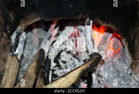 Modo tradizionale di cucinare usando la legna da ardere sulla cucina giavanese in Un Indonesiano Rurale Foto Stock