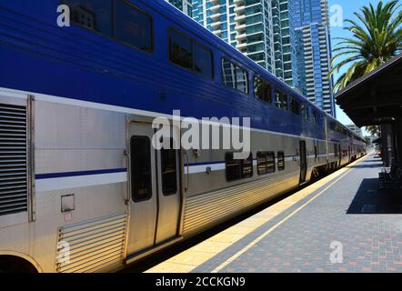 Parco ferroviario blu e argento presso la stazione ferroviaria di San Diego Stazione in giorno di sole Foto Stock