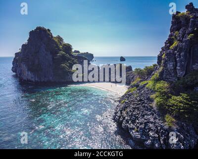 Thailandia, Parco Nazionale Mu Ko Lanta, costa rocciosa e spiaggia, vista aerea Foto Stock