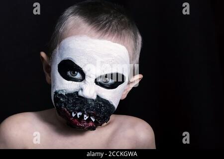 Primo piano ritratto di un bambino in pauroso trucco Foto Stock