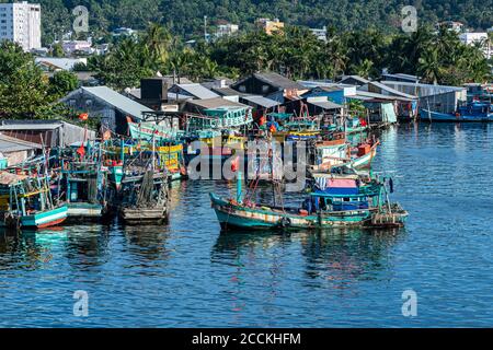 Vietnam, isola di Phu Quoc, barche da pesca nel porto di pesca di Duong Dong Foto Stock