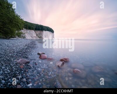 Germania, Meclemburgo-Pomerania occidentale, Shore di Rugen isola con stubbenkammer rocce di gesso in background Foto Stock