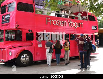 Londra, Regno Unito. 22 agosto 2020. I turisti si accodano ad un autobus a due piani congelato yogurt sulla South Bank.seguendo il rilassamento delle misure di blocco durante la crisi di Covid-19, molte cose appaiono di nuovo a quasi normale con l'aggiunta di misure di distanza sociale e facemask. Credit: Keith Mayhew/SOPA Images/ZUMA Wire/Alamy Live News Foto Stock