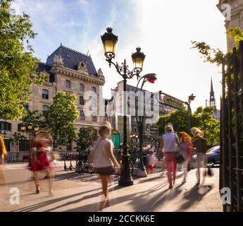 Turisti a piedi sulla strada della città a Parigi, Francia Foto Stock