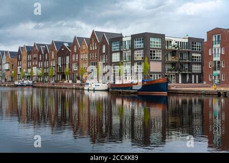 Olanda, Olanda del Nord, Haarlem, Case lungo il canale del fiume Spaarne Foto Stock