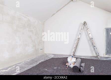 Interno di appartamento mansardato in casa di ristrutturazione Foto Stock