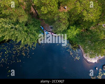Vista aerea dei kayak lasciati sulla riva del fiume Vuoksi Foto Stock